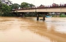 মুষলধারে বৃষ্টি, মনু নদের পানি দেখতে ভিড়