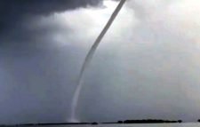 হাকালুকির টর্নেডো: ভূমিতে আঘাত হানলে মহাবিপদ