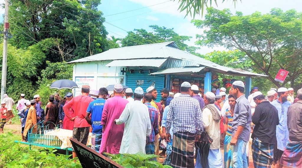 গ্রামে কবরস্থান তলিয়ে যাওয়ায় ৬ কিলোমিটার দূরে টিলায় দাফন