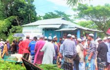 গ্রামে কবরস্থান তলিয়ে যাওয়ায় ৬ কিলোমিটার দূরে টিলায় দাফন