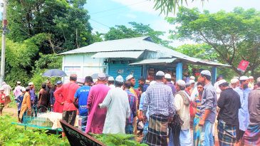 গ্রামে কবরস্থান তলিয়ে যাওয়ায় ৬ কিলোমিটার দূরে টিলায় দাফন