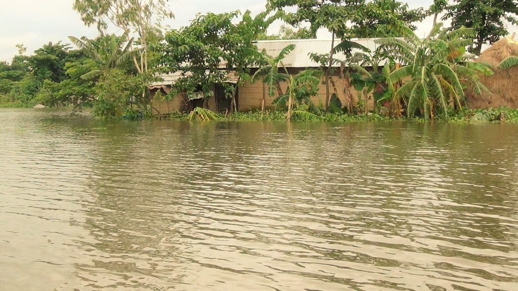 মৌলভীবাজারে বন্যার প্রভাব পড়েছে ঈদ বাজারেও
