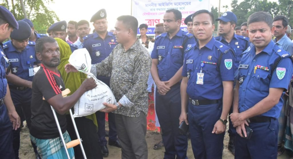 আইজিপি প্রাপ্ত শুদ্ধাচার পুরস্কারের অর্থে মৌলভীবাজারের বন্যার্তদের মধ্যে ত্রাণ সামগ্রী বিতরণ
