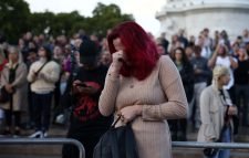 কাঁদছে মানুষ