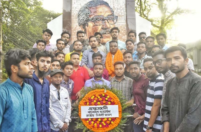 কেন্দ্রীয় ছাত্রলীগের উপ-আপ্যায়ন সম্পাদক হওয়ায় সঞ্জয় পাশী জয়-কে বিমানবন্দরে সংবর্ধনা