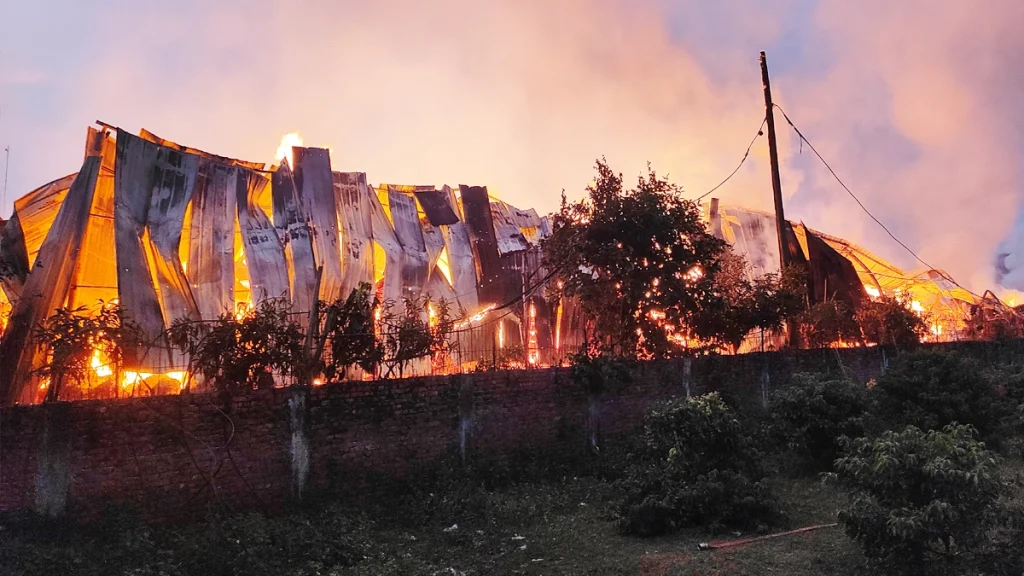১১ ঘণ্টা পর তুলার গুদামের আগুন নিয়ন্ত্রণে