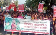 বর্ধিত মজুরির বকেয়ার দাবিতে চা-বাগানে ফের ক্ষোভ