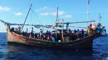 বাংলাদেশ থেকে পলায়নকালে দেড় শতাধিক রোহিঙ্গাকে আটক করেছে মিয়ানমার