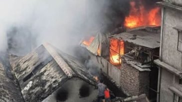 রাজধানীর চকবাজারে অগ্নিকাণ্ডে ক্ষতি কয়েক কোটি টাকা