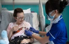 নতুন চিকিৎসায় ক্যানসার মুক্ত হলো কিশোরী