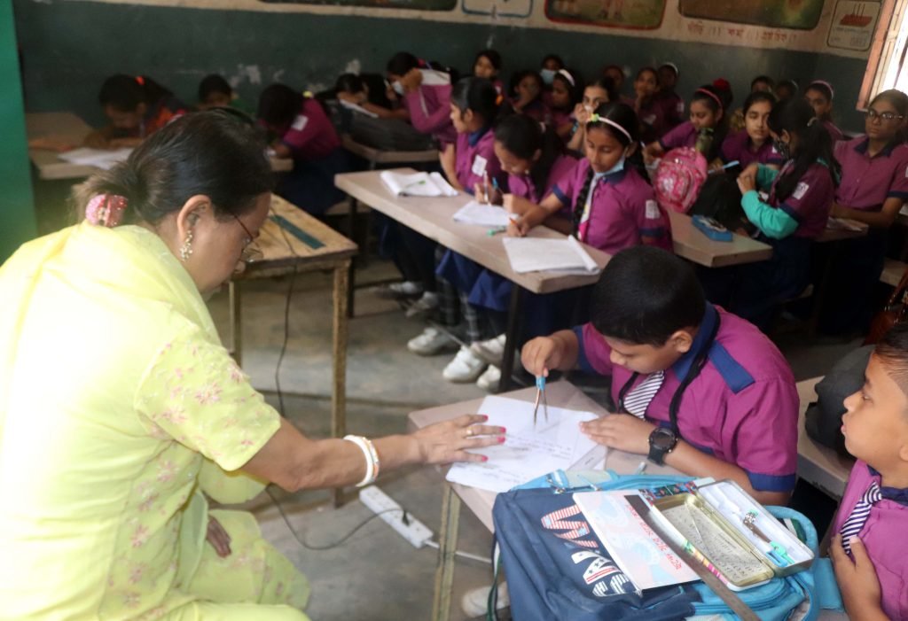 মৌলভীবাজারে স্কুলে স্কুলে গিয়ে শিক্ষার্থীদের শিখিয়ে দিচ্ছেন অঞ্জনা ঘোষ
