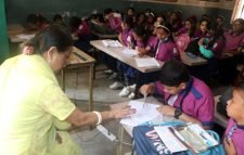 মৌলভীবাজারে স্কুলে স্কুলে গিয়ে শিক্ষার্থীদের শিখিয়ে দিচ্ছেন অঞ্জনা ঘোষ