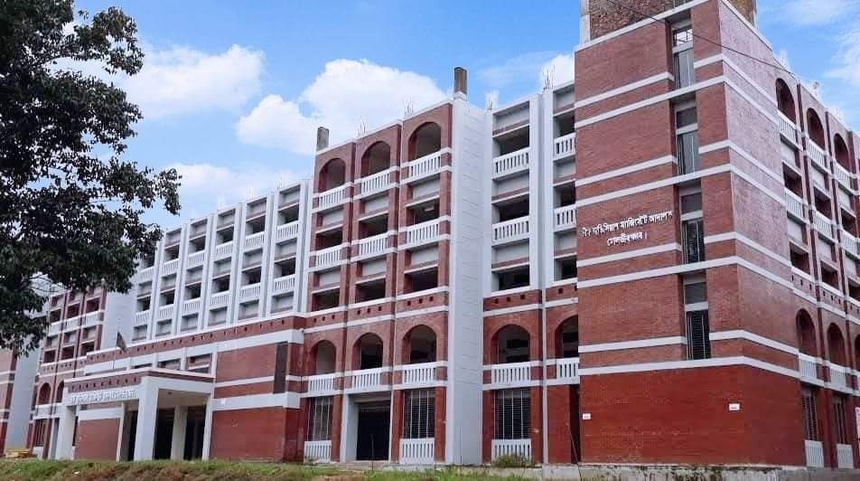 চীফ জুডিসিয়াল ম্যাজিস্ট্রেট আদালত সরকারি কোষাগারে ২৮ লাখ  টাকা জমা দিল