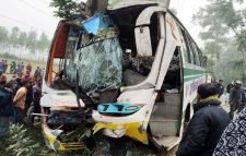 সিলেটগামী বাসটি নিয়ন্ত্রন হারিয়ে ২৫ জন আহত