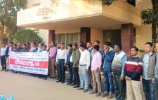 এলজিইডির নির্বাহী প্রকৌশলী ও চট্রগ্রাম সিটি করপোরেশনের প্রকল্প পরিচালক প্রকৌশলী গোলাম ইয়াজদানীর এর উপর হামলার প্রতিবাদে মৌলভীবাজারে মানববন্ধন
