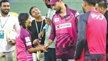 যে কারণে এখনো খেলে যাচ্ছেন মাশরাফি