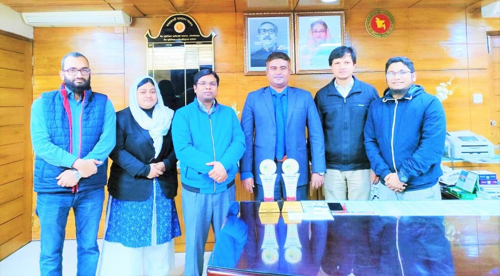 মৌলভীবাজার-চীফ জুডিসিয়াল ম্যাজিস্ট্রেট আদালত এর  দুই  বিচারক কে মধ্যে পুরুস্কার প্রদান