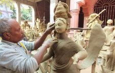 মৌলভীবাজারে চলছে প্রতিমা তৈরিতে শেষ মুহূতের প্রস্তুতি ব্যস্ত মৃৎশিল্পীরা