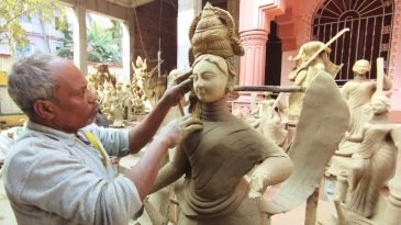 মৌলভীবাজারে চলছে প্রতিমা তৈরিতে শেষ মুহূতের প্রস্তুতি ব্যস্ত মৃৎশিল্পীরা