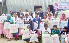 তিনটি বিদ্যালয়ে স্কুল ব্যাগ বিতরণ