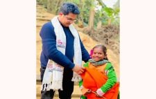 প্রধানমন্ত্রী শেখ হাসিনার পক্ষ থেকে শীতার্ত মানুষের মাঝে শীতবস্ত্র বিতরণ