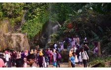 শীত কমতেই মাধবকুণ্ডে পর্যটকের ঢল