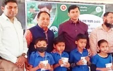 প্রাণিসম্পদ সেবা সপ্তাহে শিক্ষার্থীদের মাঝে দুধ ডিম বিতরণ
