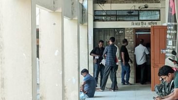 মৌলভীবাজার বিআরটিএ : দালালের কাছে যেতে হয় ভুক্তভোগীরা