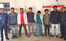 পৃথক অভিযানে ৩০০ লিটার মদ ও ইয়াবাসহ গ্রেপ্তার ৫