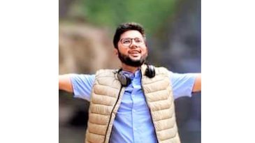 সাংবাদিক মুবিন খানকে জুতা পিটা