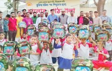 কুলাউড়ায় পথশিশু শিক্ষার্থীরা পেল বেগম রোকিয়া ট্রাস্টের শিক্ষা উপকরণ