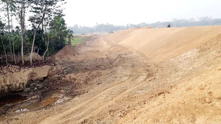 মনু নদীর প্রতিরক্ষা বাঁধ তৈরিতে সংখ্যালঘু পরিবারের মাটি লুটপাটের অভিযোগ