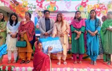 প্রধানমন্ত্রীর উপহার হিসেবে লেডিস ক্লাবের উদ্যোগে শ্রমিকদের মাঝে কম্বল বিতরণ