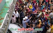 সিলেটের জেলা প্রশাসককে অবরুদ্ধ করে বিক্ষোভ