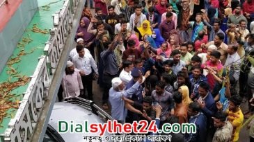 সিলেটের জেলা প্রশাসককে অবরুদ্ধ করে বিক্ষোভ