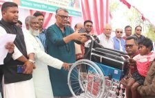 মহিলাদের মাঝে সেলাই মেশিন ও প্রতিবন্ধীদের মধ্যে হুইল চেয়ার বিতরণ