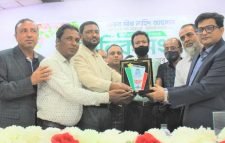 ‘পাতাকুঁড়ি দেশ’ পত্রিকা পরিবারের পক্ষ থেকে বিদায়ী উপলক্ষে জেলা প্রশাসক নাহিদ আহসানকে সম্মাননা স্মারক প্রদান