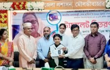 মৌলভীবাজারে মেধাবী শিক্ষার্থীদের মধ্যে ট্যাবলেট বিতরণ