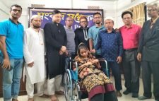 শ্রীমঙ্গলে প্রেসক্লাবের সহযোগিতায় প্রতিবন্ধী পরিবারের মধ্যে একটি হুইল চেয়ার বিতরণ।
