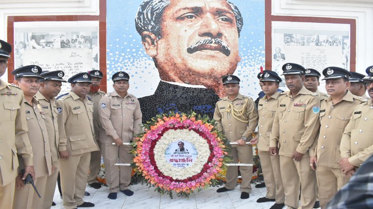 ঐতিহাসিক ৭ই মার্চ উপলক্ষে জেলা পুলিশের পুষ্পস্তবক অর্পণ