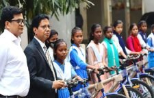 জেলা সদরে ক্ষুদ্র নৃৃ-গোষ্ঠীর শিক্ষার্থীদের মাঝে বাইসাইকেল বিতরণ