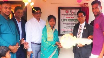 ক্ষুদ্র নৃ-গোষ্ঠীর জীবনমান উন্নয়নের আওতায় নির্মিত ঘরের চাবি হস্তান্তর