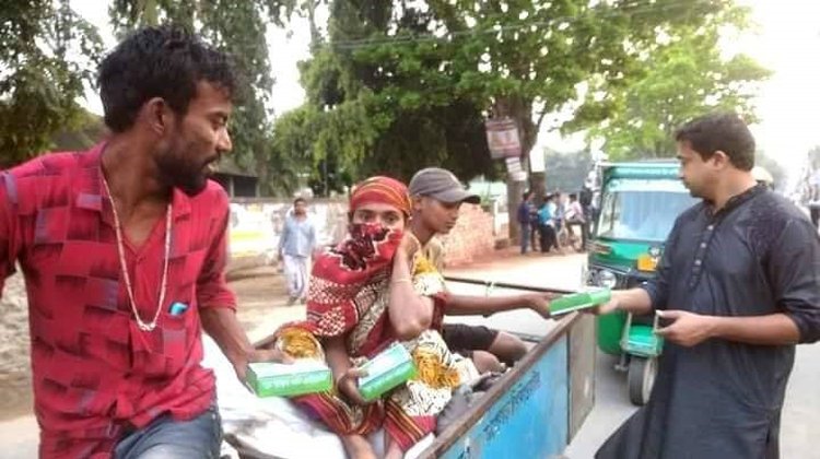 শ্রীমঙ্গল ইউএনও উদ্যোগে মাসব্যাপী পথচারীদের মাঝে ইফতার বিতরণ শুরু