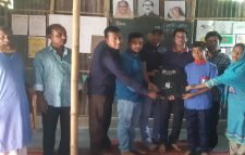 বড়কাপন উপানুষ্ঠানিক প্রাথমিক বিদ্যালয়ে স্কুলড্রেস ও ব্যাগ বিতরণ