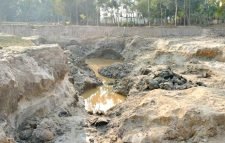 চলছে ফসলি জমির উর্বর মাটি কাটার মহা উৎসব