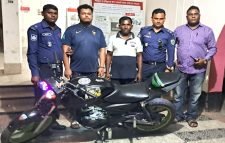 জুয়ার আসর থেকে জুয়া খেলার সরঞ্জাম ও চোরাই মোটরসাইকেলসহ আটক ২