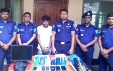 কুলাউড়ায় ১৩ মোবাইল ও লক্ষাধিক টাকার মালামালসহ চোর আটক