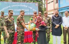 কুলাউড়ায় দরিদ্রদের মাঝে সেনাবাহিনীর ঈদ উপহার বিতরণ