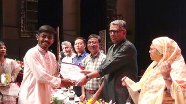 গরীব মেধাবীদের মধ্যে ‘অন্বেষা’ শিক্ষা বৃত্তি, সম্মাননা ক্রেস্ট ও সার্টিফিকেট বিতরণ