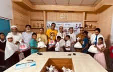 মৌলভীবাজারের রোটারী ক্লাবের উদ্যোগে দুইশতাধিক মানুষের মধ্যে ঈদ উপহার বিতরণ 
